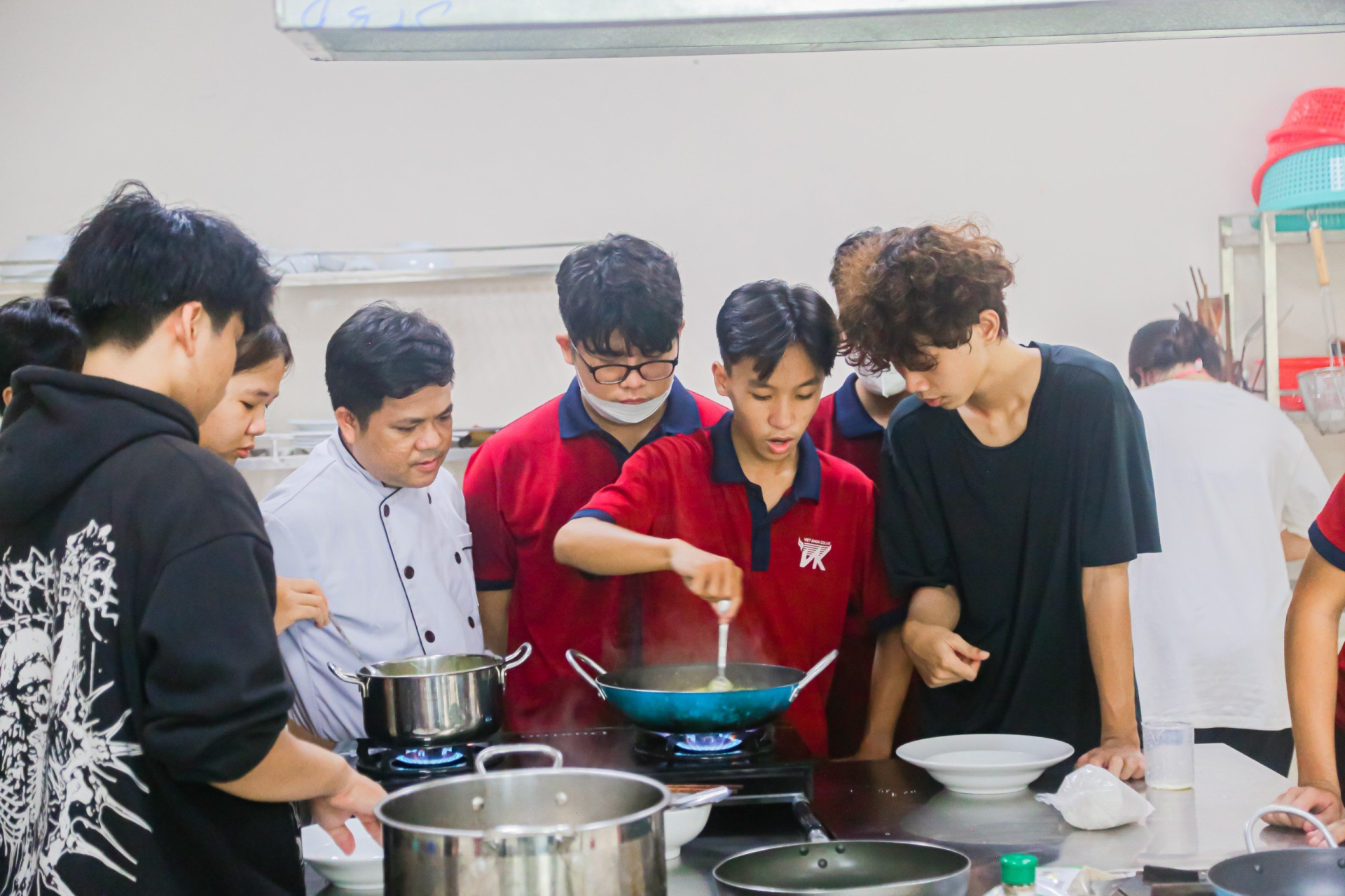 Sinh viên STC thực hành trong phòng Bếp