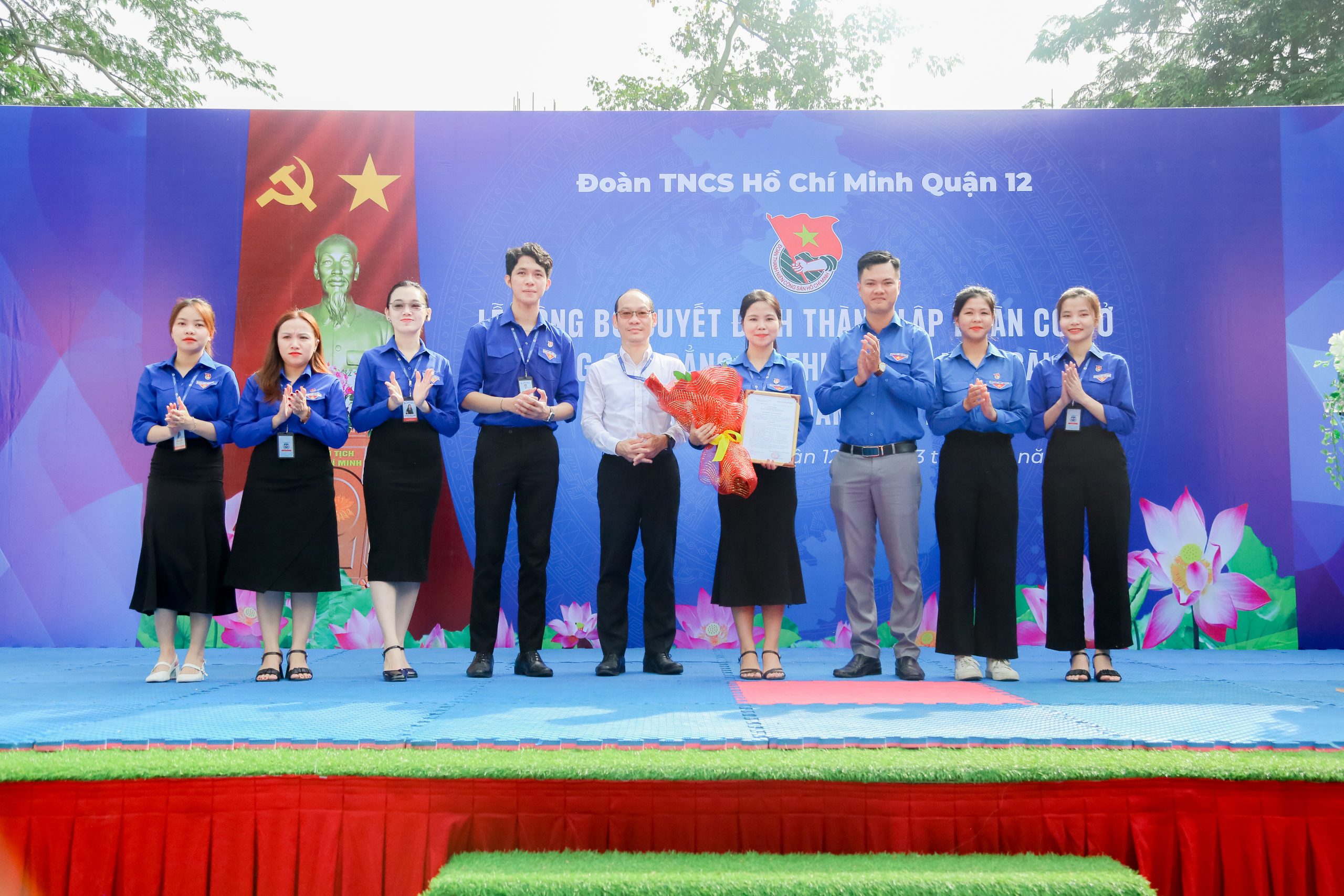 Đ/c Nguyễn Hoài Bảo trao quyết định thành lập Đoàn trường Cao đẳng Kỹ thuật - Du lịch STC