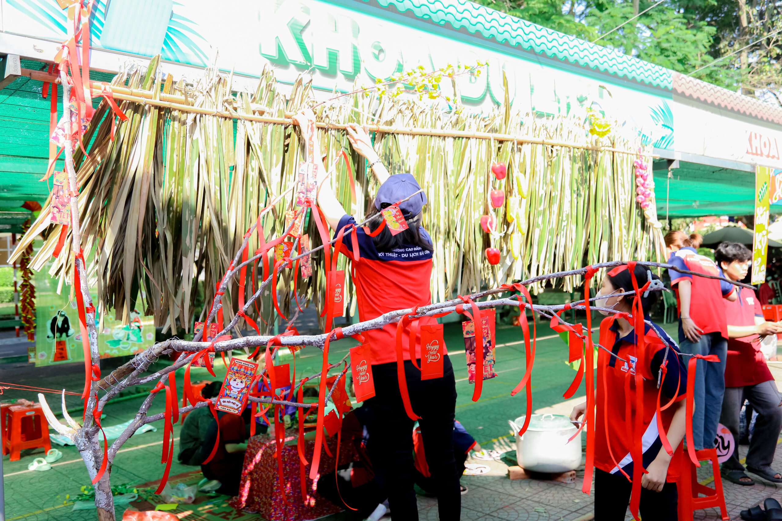 Nội dung Trang trí gian hàng Tết Nội dung Trang trí gian hàng Tết