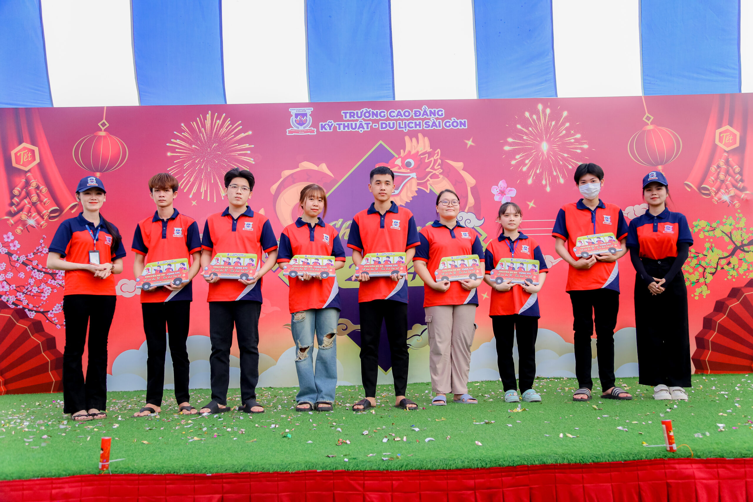 Trao tặng "Vé xe 0 đồng" cho sinh viên khó khăn Trao tặng "Vé xe 0 đồng" cho sinh viên khó khăn
